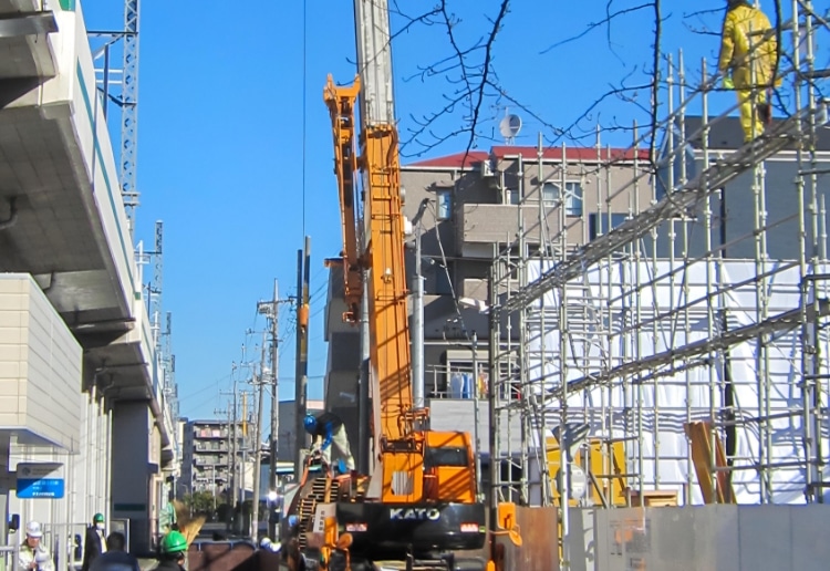 高架橋沿いクレーン作業