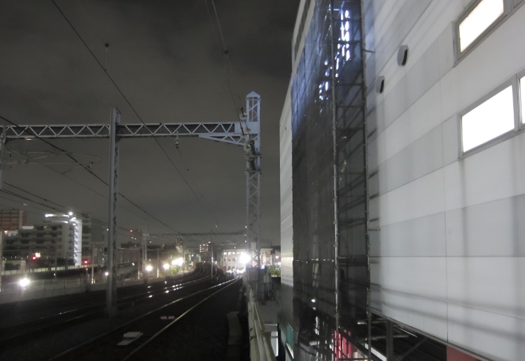 高架橋沿い足場設置作業